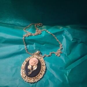 ELEGANT AND ARTISTIC VINTAGE AVON SERENA ROSE PENDANT NECKLACE.